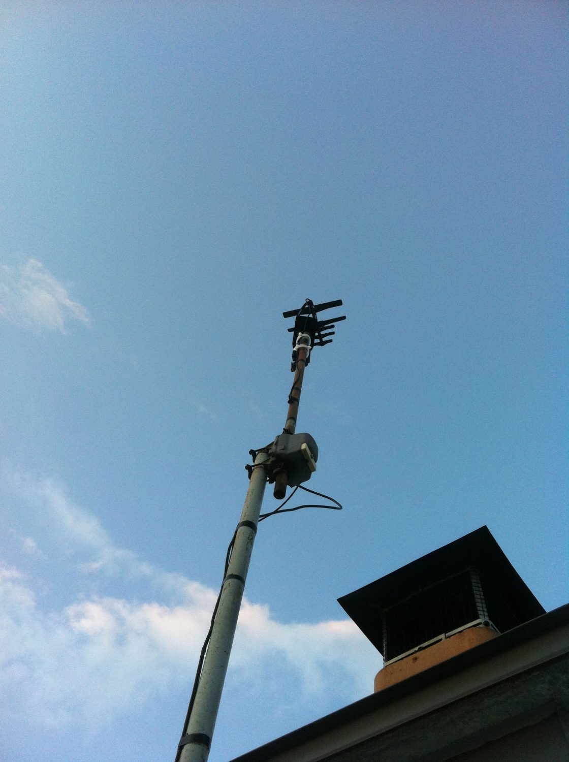 Antenne HD Bunny sur un mât en hauteur.