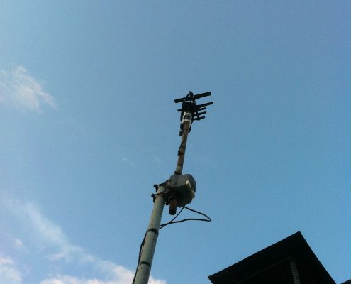 Antenne HD Bunny sur un mât en hauteur.