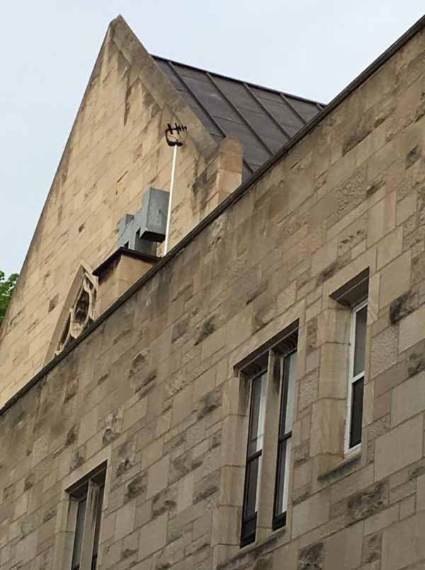 Antenne sur un toit du centre-ville de Montréal